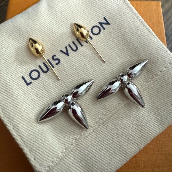 ❌SOLD❌ LOUIS VUITTON Louisette Two Tone Earrings - Picture 3 of 5
